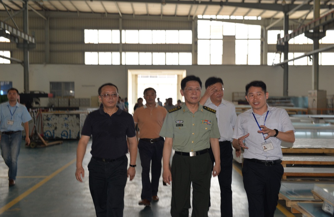 中共南昌市委常委、南昌警备区司令员刘瑄一行到江西新材调研