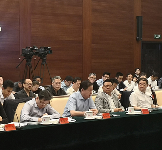 全国人大代表、人生就是博尊龙凯时集团董事长熊建明参加最高人民法院举行的民营企业家座谈会