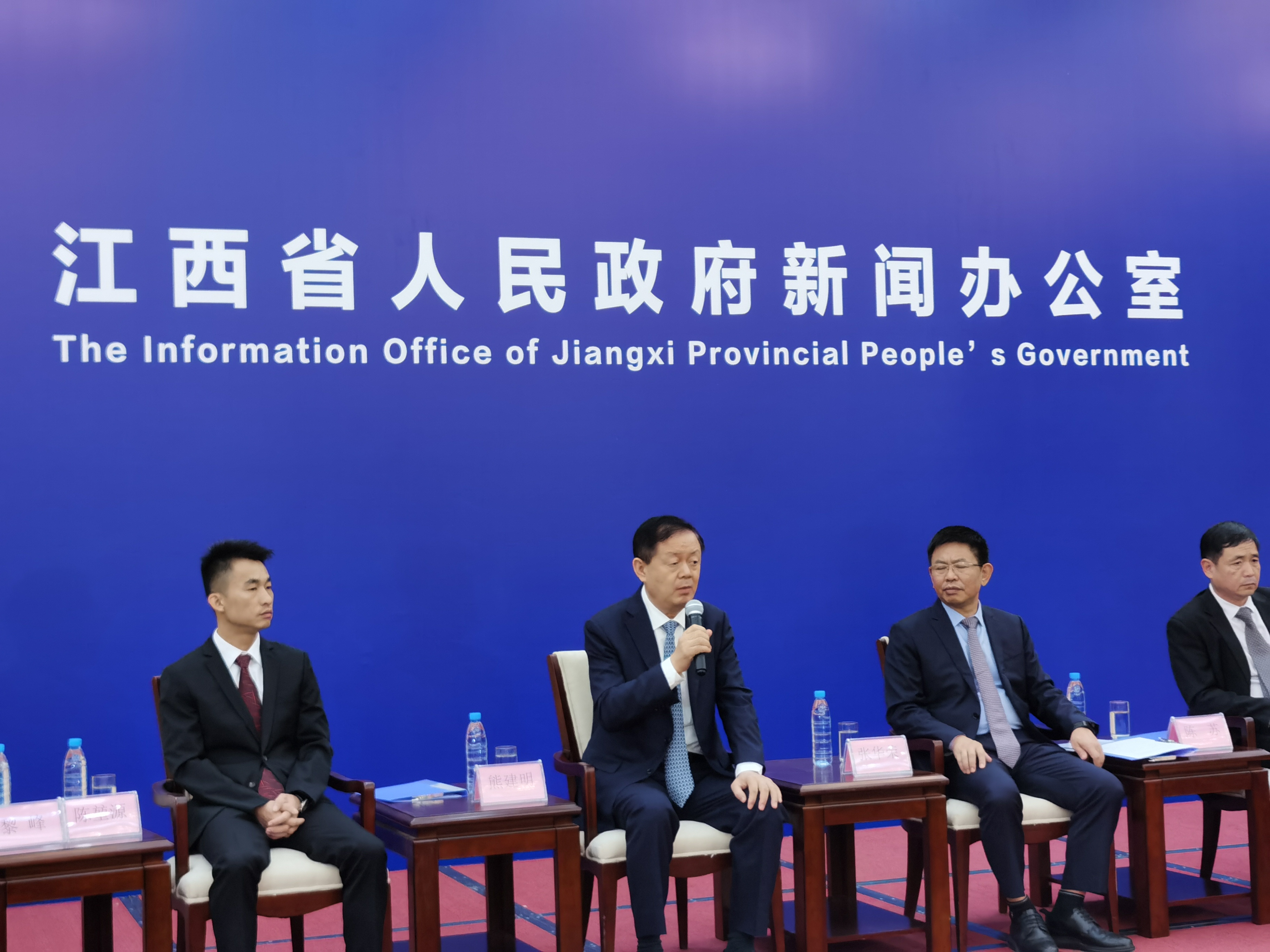 人生就是博尊龙凯时集团董事长熊建明受邀参加江西省人民政府新闻办民营企业家记者见面会
