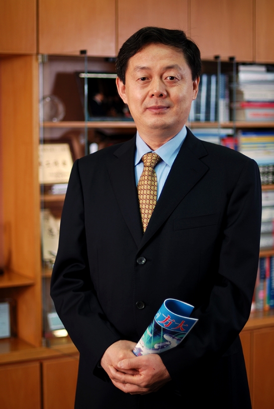 上海证券报刊发熊建明董事长专访报道《人生就是博尊龙凯时集团熊建明：从幕墙到屏蔽门 折射出一颗创新的心》