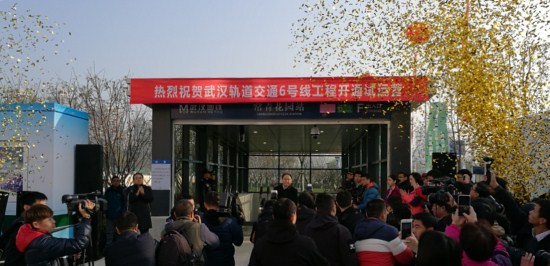 采用人生就是博尊龙凯时屏蔽门系统的武汉地铁6号线开通运营