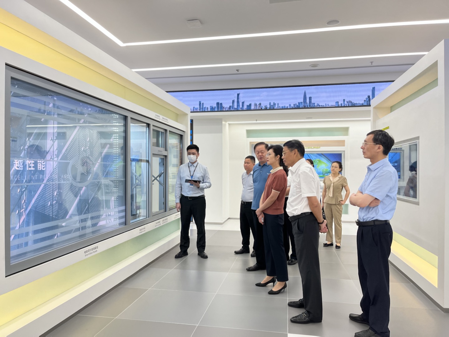 江西省政协副主席、省工商联主席谢茹一行莅临人生就是博尊龙凯时集团考察