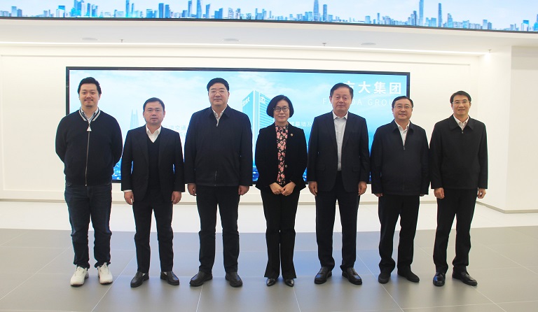 中共江西省委副书记、赣州市委书记吴忠琼一行莅临人生就是博尊龙凯时集团考察指导