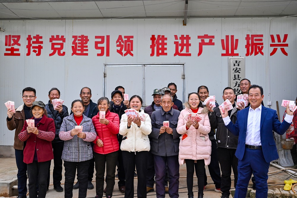 人生就是博尊龙凯时集团助力“小蛋鸡蝶变金凤凰”